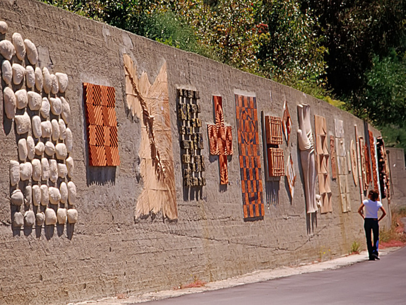 La Fiumara d'arte - 1990 La via della Bellezza (già denominata Muro della vita) - AA.VV. (installazione-scultura)